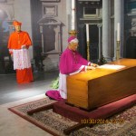 Cardinal praying (2)