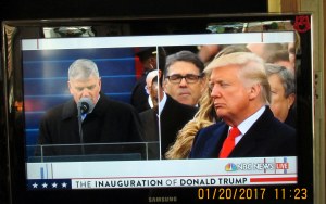 Franklin Graham praying 